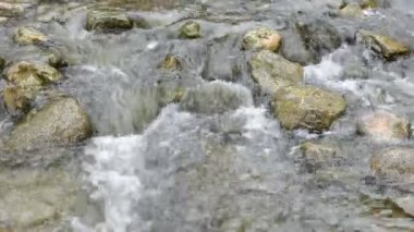 Nehri ve su sıçrama içinde taşlar