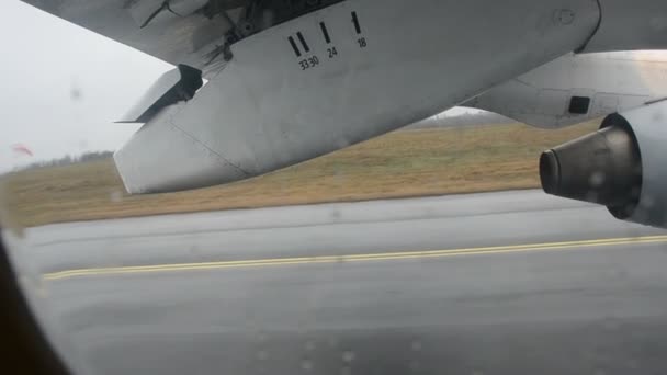 Самолет стартует в аэродроме — стоковое видео