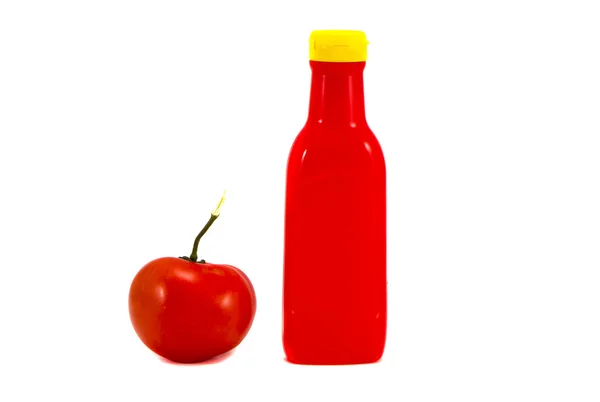 Garrafa de ketchup e tomate sobre fundo branco — Fotografia de Stock