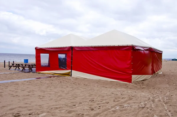 Röd sommar resort café tält på stranden — Stockfoto