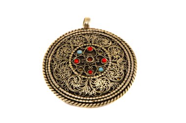 Vintage metal ve taş kolye üzerinde beyaz