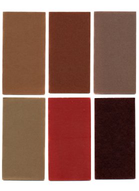 çeşitli renkli karton kartlar üzerinde beyaz izole