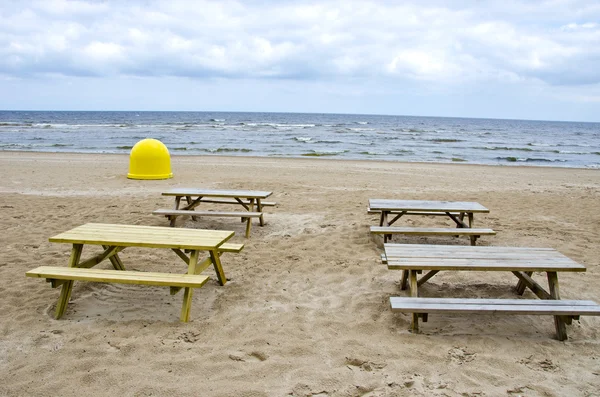 Tavoli caffè stagione estiva sulla sabbia spiaggia mare — Foto Stock