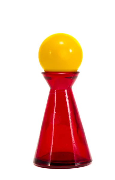 Vase en verre rouge et boule de billard jaune sur fond blanc — Photo