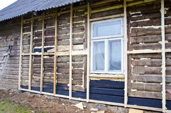 Casa de madeira rural velha restauração e isolamento — Fotografia de Stock