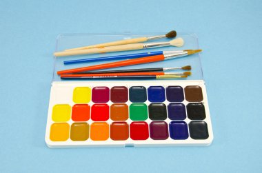 azure arka plan üzerinde Aquarelle sanat araçları