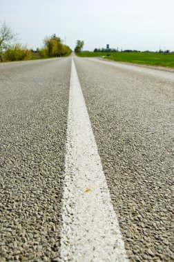 kırsal asfalt yol beyaz çizgi ve perspektif