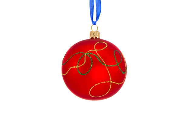Красный декоративный рождественский шар, изолированный на белом — стоковое фото