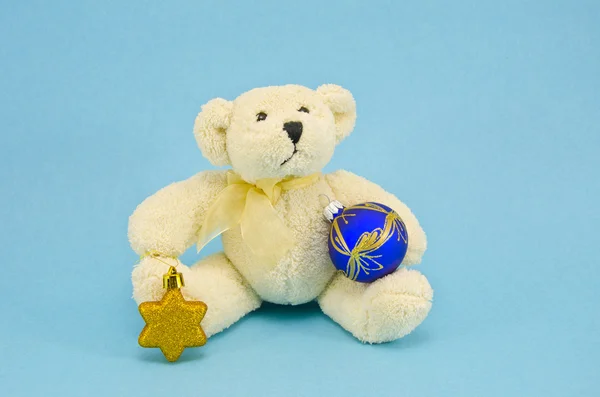 Urso de pelúcia branco com brinquedos de Natal — Fotografia de Stock
