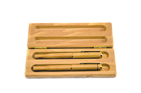 Δύο ξύλινα στυλό σε ξύλινο κουτί που απομονώνονται σε λευκό — Φωτογραφία Αρχείου