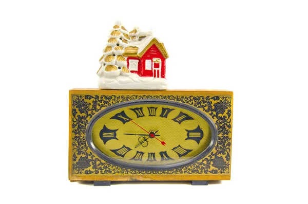 Древние часы и старинный Рождественский дом — стоковое фото