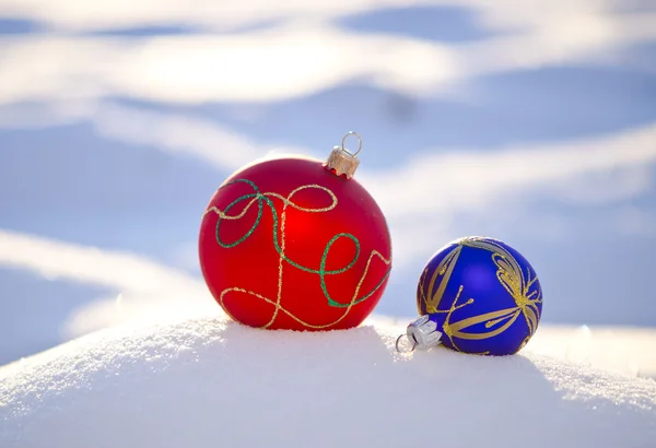Дві різдвяні кульки на зимовому свіжому снігу — стокове фото