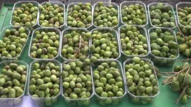 Mini bebek kivi (actinidia arguta) pazarında