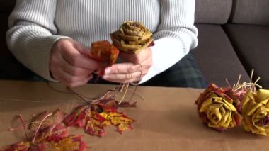 Büyükanne dan sonbahar akçaağaç yaprakları çiçek olun