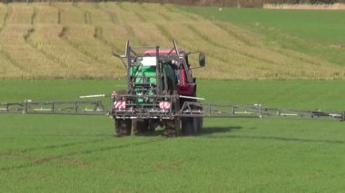 Traktör sprey sonbahar yeşil kırpma alanı