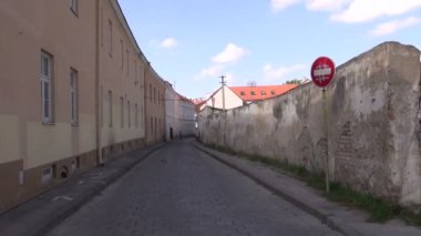 eski şehir vilnius ve yol işareti sokak