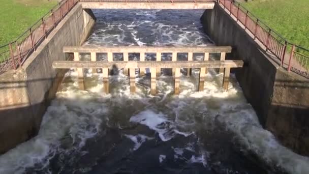 Salpicos de água na barragem do rio — Vídeo de Stock