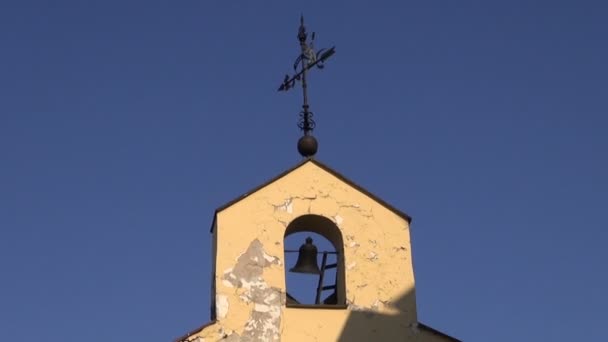 Antiga torre sineira da igreja com sino preto — Vídeo de Stock