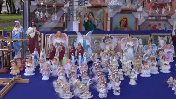 Cross, angels and other religious objects in fair — Stock Video