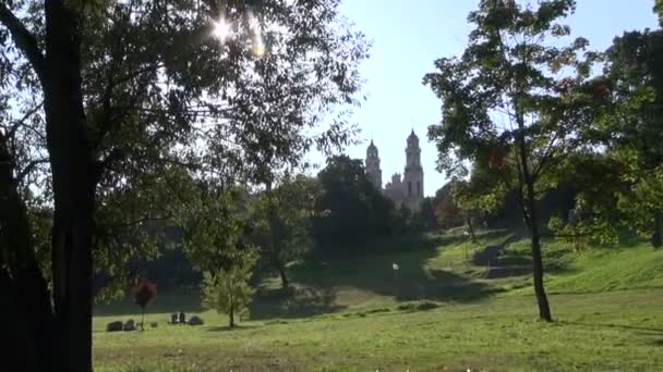 Vilnius heuvels en de historische kerk van de Hemelvaart — Stockvideo