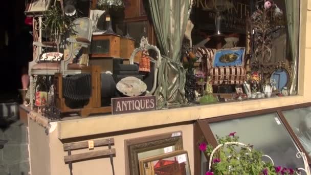 Antiekmarkt venster in de oude stad — Stockvideo