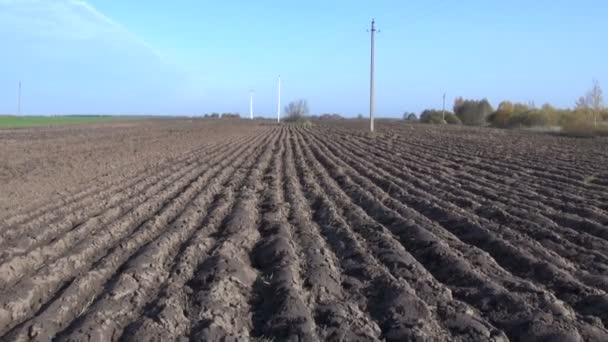 Ackerland im Herbst gepflügt — Stockvideo