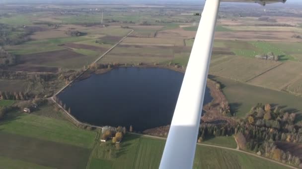 Vista aérea sobre el lago y los campos de otoño — Vídeos de Stock