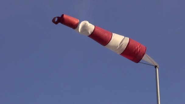 Viejos calcetines de viento en el aeródromo mostrando fuerza del viento — Vídeo de stock