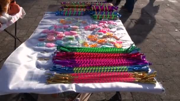 Dulces surtidos y coloridos en feria callejera — Vídeos de Stock