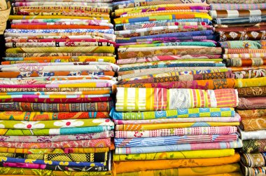 delhi piyasada çeşitli renkli elbise koleksiyonu