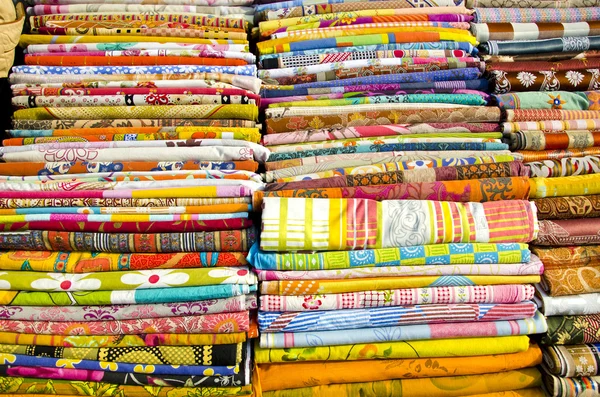 Colección de ropa de varios colores en el mercado de Delhi —  Fotos de Stock