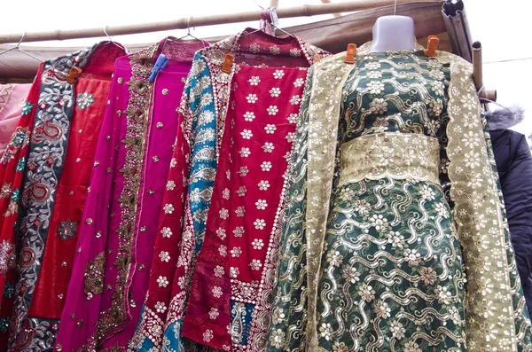 Mooie vrouw jurk in delhi markt, india — Stockfoto