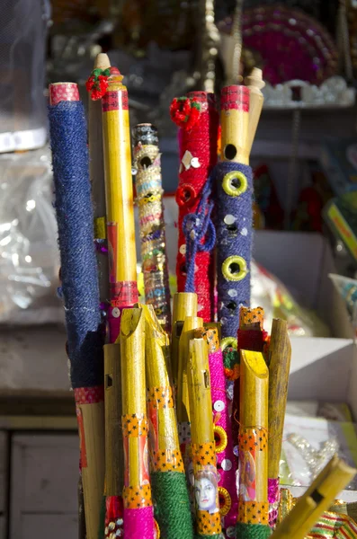 Flautas de bambú de colores en el bazar de Jaipur, India — Foto de Stock