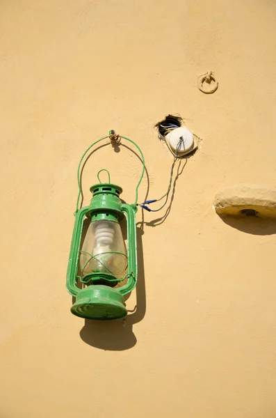 Lâmpada decorativa na parede velha — Fotografia de Stock