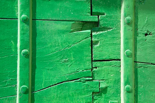 오래 된 녹색 문 조각 배경 — 스톡 사진