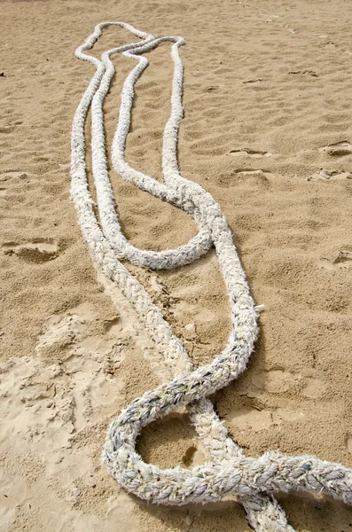 Cuerda vieja en arena de playa de mar —  Fotos de Stock