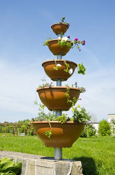 Blumenvase im Sommerpark — Stockfoto