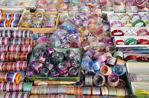 Verschiedene armbänder in delhi bazaar, indien — Stockfoto