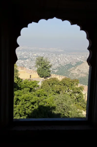 Wiew a la ciudad de Jaipur desde la ventana del fuerte Nahargarh —  Fotos de Stock