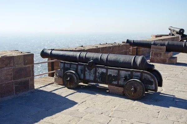 Cannoni storici sul Forte Mehrangarh a Jodhpur, India — Foto Stock