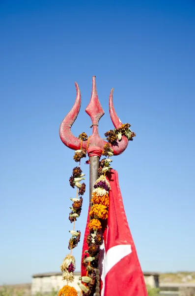 Dieu hindou Shiva trident sacré et drapeaux rouges — Photo