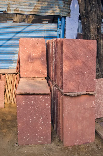 Красные каменные плиты на улице Агра, Индия — стоковое фото
