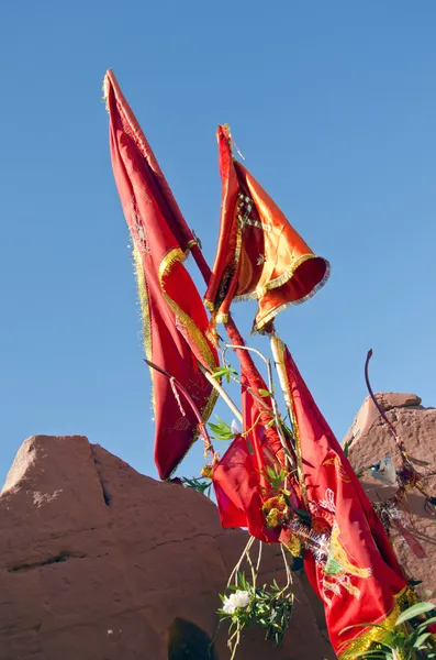 Bandeiras vermelhas do templo de Shiva em Jodhpur, Índia — Fotografia de Stock