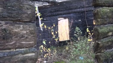 sonbaharın yangından sonra harap evin penceresini delik