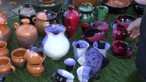 Ceramics jugs and vases in street fair — Stock Video