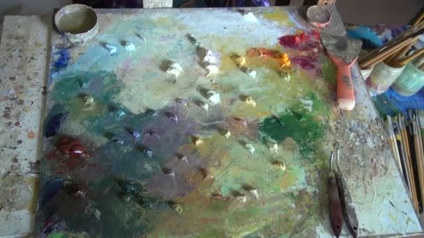 Tavolozza di pittori con vernici ad olio in studio — Video Stock