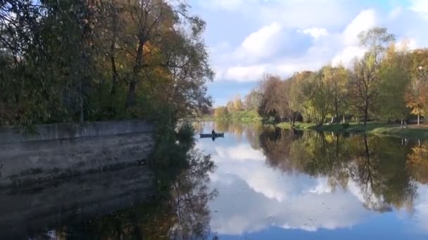 Ensam fishermans båten på hösten river — Stockvideo