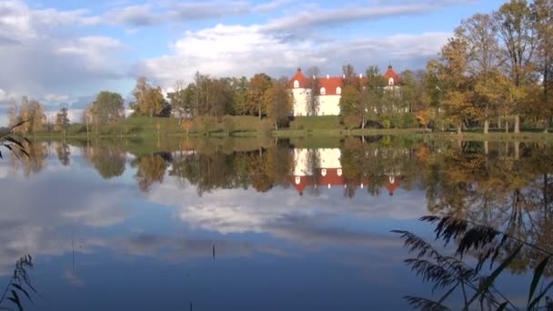 Исторический замок Бирзай и озеро Сирвена осенью, Литва — стоковое видео