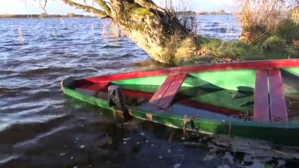 Bateau en bois en automne lac après tempête — Video