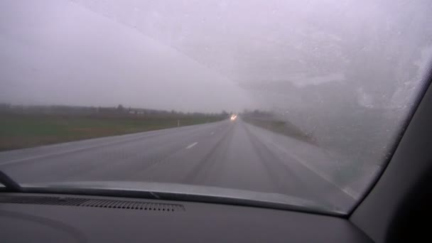 Niebla de la mañana y lluvia en el camino — Vídeos de Stock